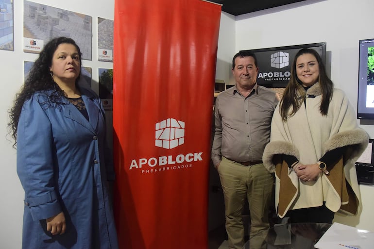 Marta María De Souza, Idriss Lahlou y Laura Carreras.