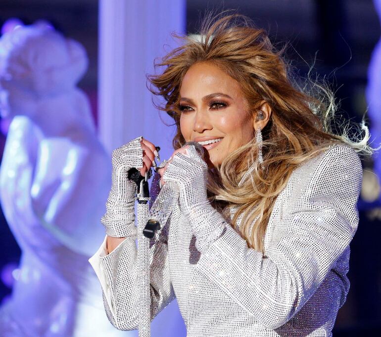 Jennifer Lopez se presenta en Times Square en la víspera de Año Nuevo en la ciudad de Nueva York. Una audiencia limitada en vivo pudo ver las actuaciones.