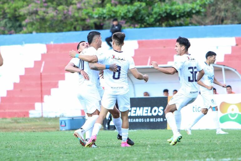 Los futbolistas de 2 de Mayo de Pedro Juan Caballero celebran un gol en el partido contra Colegiales por la fecha 22 de la División Intermedia, en el estadio Luciano Zacarías, en Lambaré.