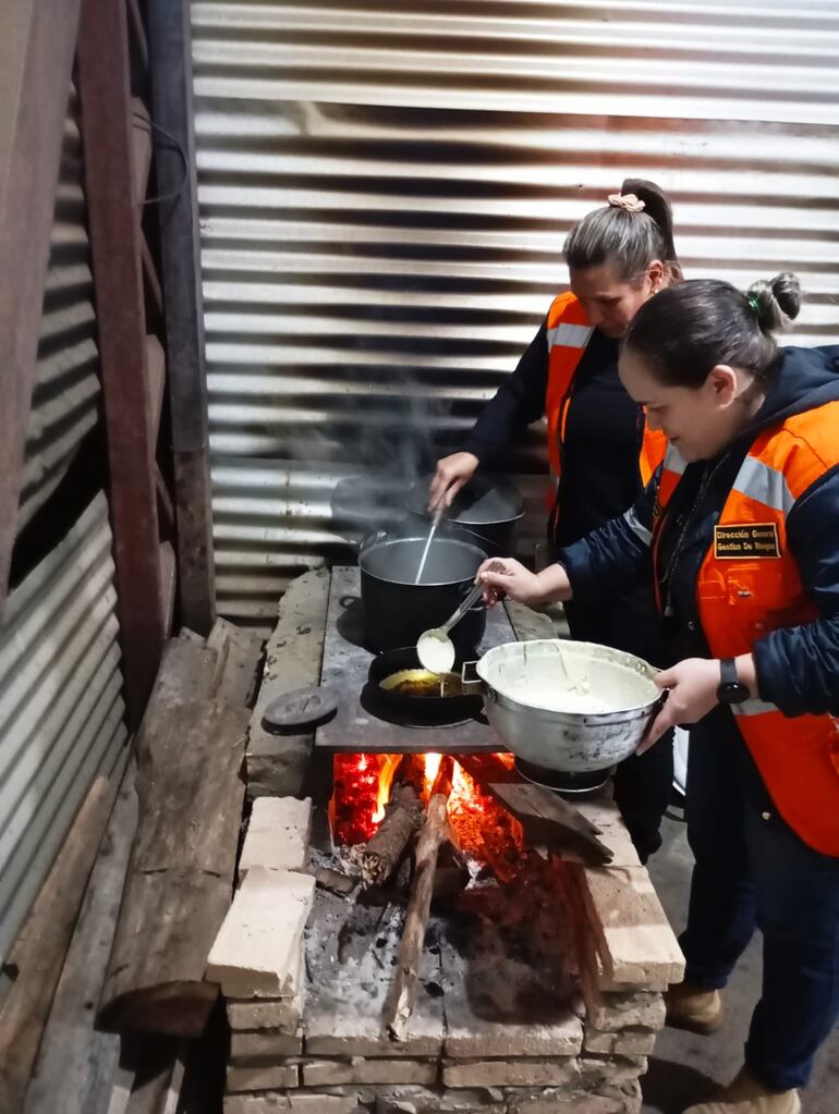 Se ofrece comida caliente y abrigo para personas en situación de calle.