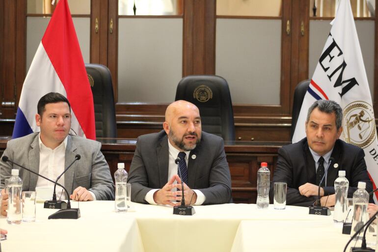 Alejandro Aguilera (vicepresidente 1°), Orlando Arévalo (presidente del JEM) y Alfredo Enrique Kronawetter, miembros del JEM. 