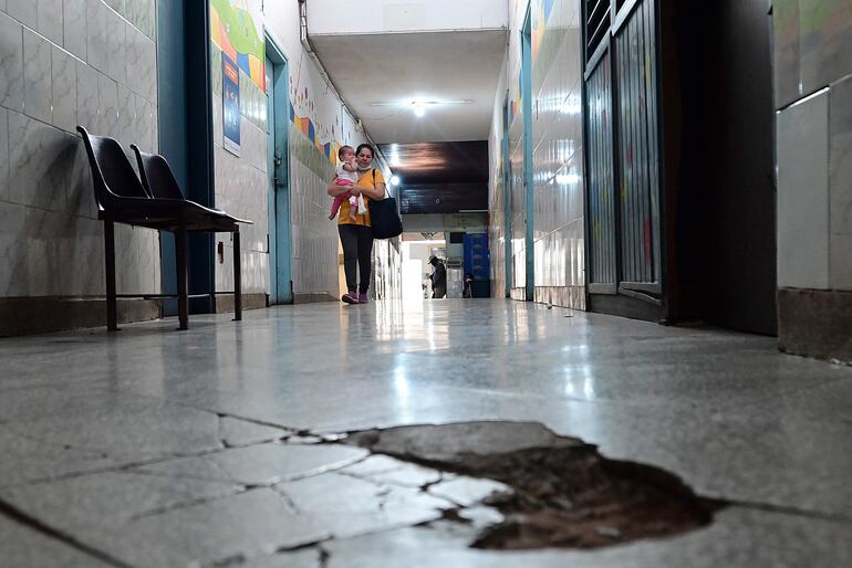 Pacientes no cuentan con medicamentos y deben sortear el calamitoso estado de infraestructura en el Hospital General Barrio Obrero, de Asunción.