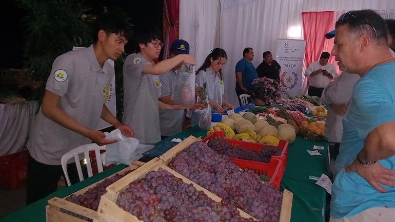 Expo Frutas en La Colmena: falta de sistema de regadío y tecnología impidieron mejorar la producción