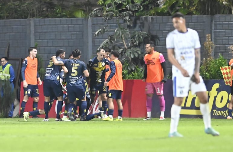 Festejo de los jugadores de Trinidense tras el gol de Diego Torres