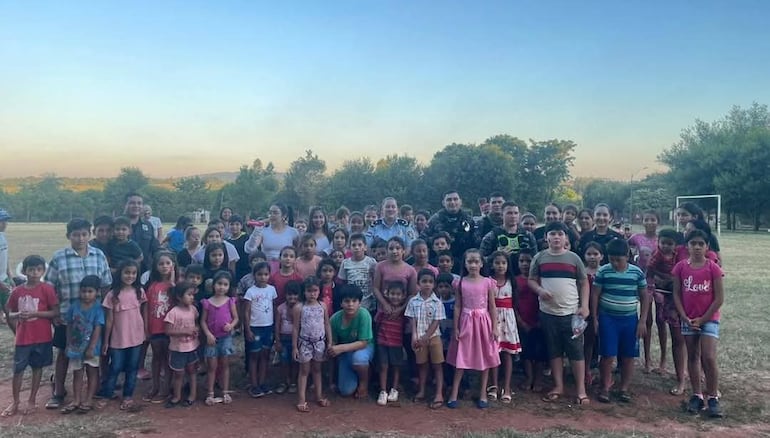 Efectivos policiales del departamento de Misiones, conmemora elndia de los Reyes Magos, con entrega de juguetes en la comunidad de Santa María.