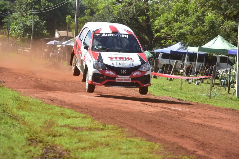 Aldo Stahl y Nicolás Eliazur fueron los ganadores de la RC5 con el Etios.