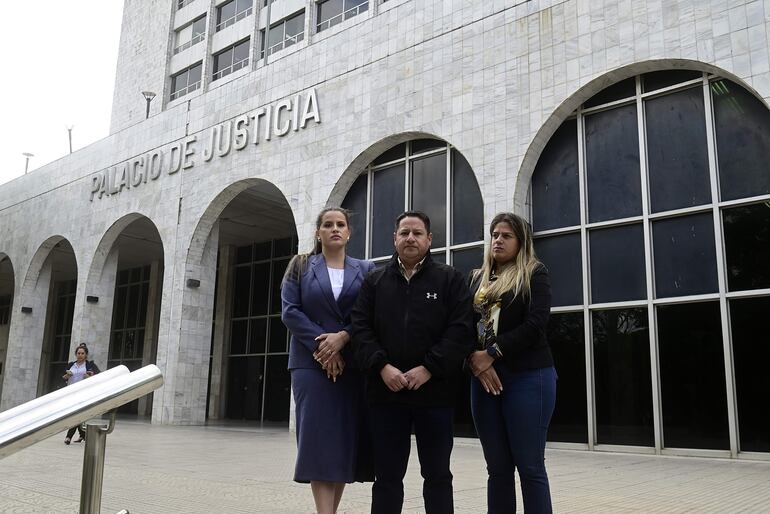 La abogada Edelira Insamblante Alvarez, Robert Marín Sosa, padre del joven asesinado y una familiar, en la explanada del Palacio de Justicia.