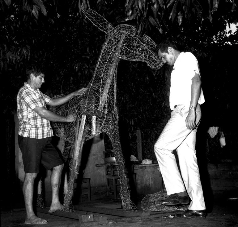 Ramón Elías (izq.) preparando una de las carrozas para el carnaval asunceno de 1970.