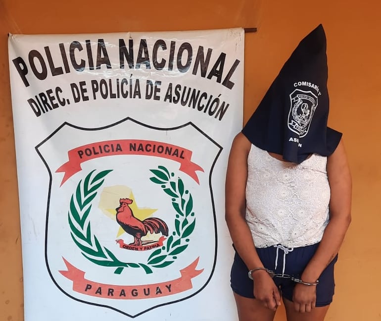 La Policía aprehendió a esta mujer sindicada como la supuesta autora de un hecho de hurto.