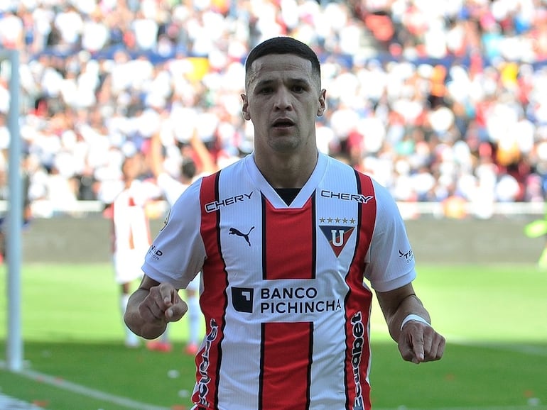 El paraguayo Alex Arce, jugador de la Liga de Quito, festeja un gol en el partido frente a Independiente del Valle por el torneo Clausura 2024 de la Liga Pro en el estadio Rodrigo Paz Delgado, en Quito, Ecuador.