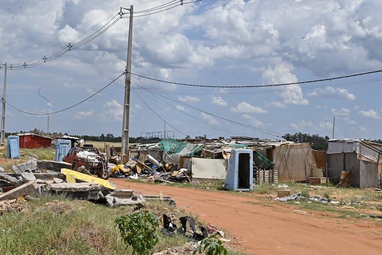 Varias familias ya ocuparon el predio refulado por Itaipú, con servicios de energía eléctrica y agua potable. Además, funciona como un vertedero.