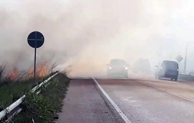 El fuego llegó hasta las barandas instaladas a ambos costados de la ruta Luque-San Bernardino.