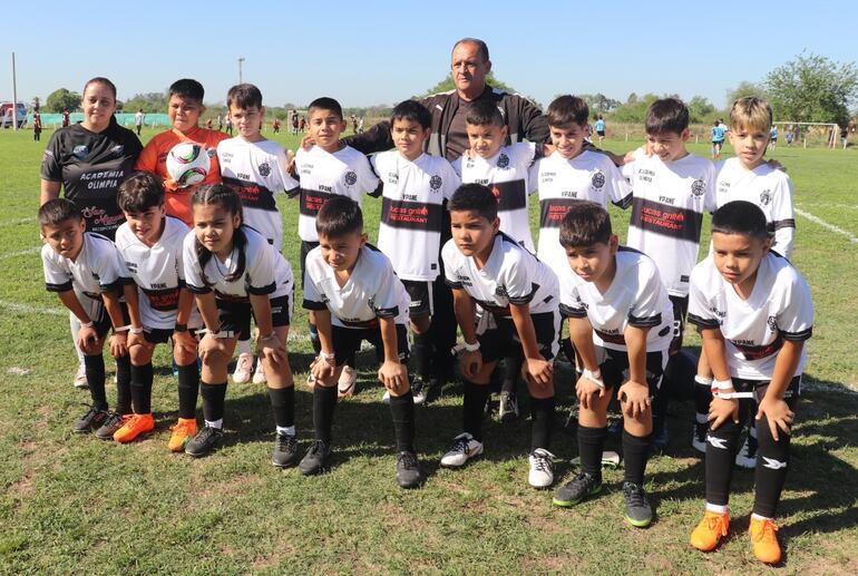 Integrantes del plantel de la Escuela de Fútbol categoría 2014-2015   "Academia Olimpia de Ypané".