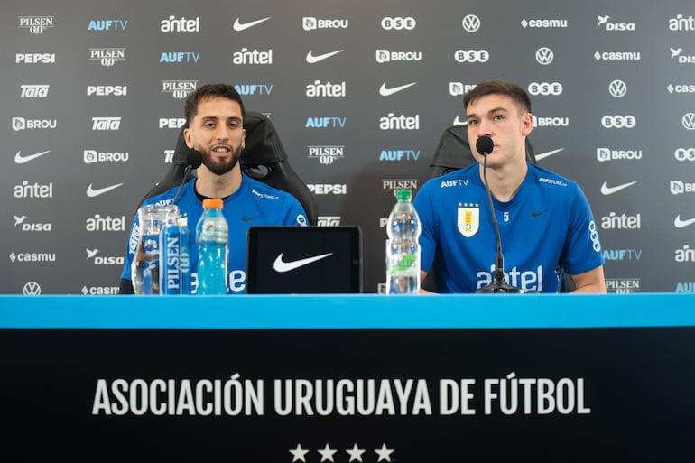 Manuel Ugarte (d) y Rodrigo Bentancur, de la selección de Uruguay, hablan durante una rueda de prensa en la Asociación Uruguaya de Fútbol este miércoles en Montevideo (Uruguay). Los futbolistas uruguayos Manuel Ugarte y Rodrigo Bentancur brindan una rueda de prensa en el marco de la doble jornada de eliminatorias sudamericanas del Mundial de 2026, en que la Celeste se enfrentará a Colombia y Brasil.