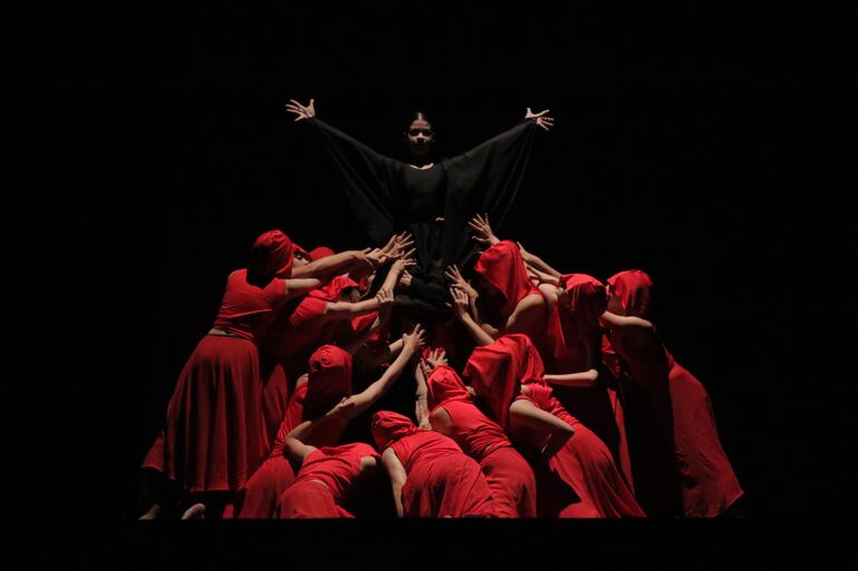 Una de las escenas de la puesta "Carmina Burana", que se presentará durante dos días en el Teatro Municipal "Ignacio A. Pane".
