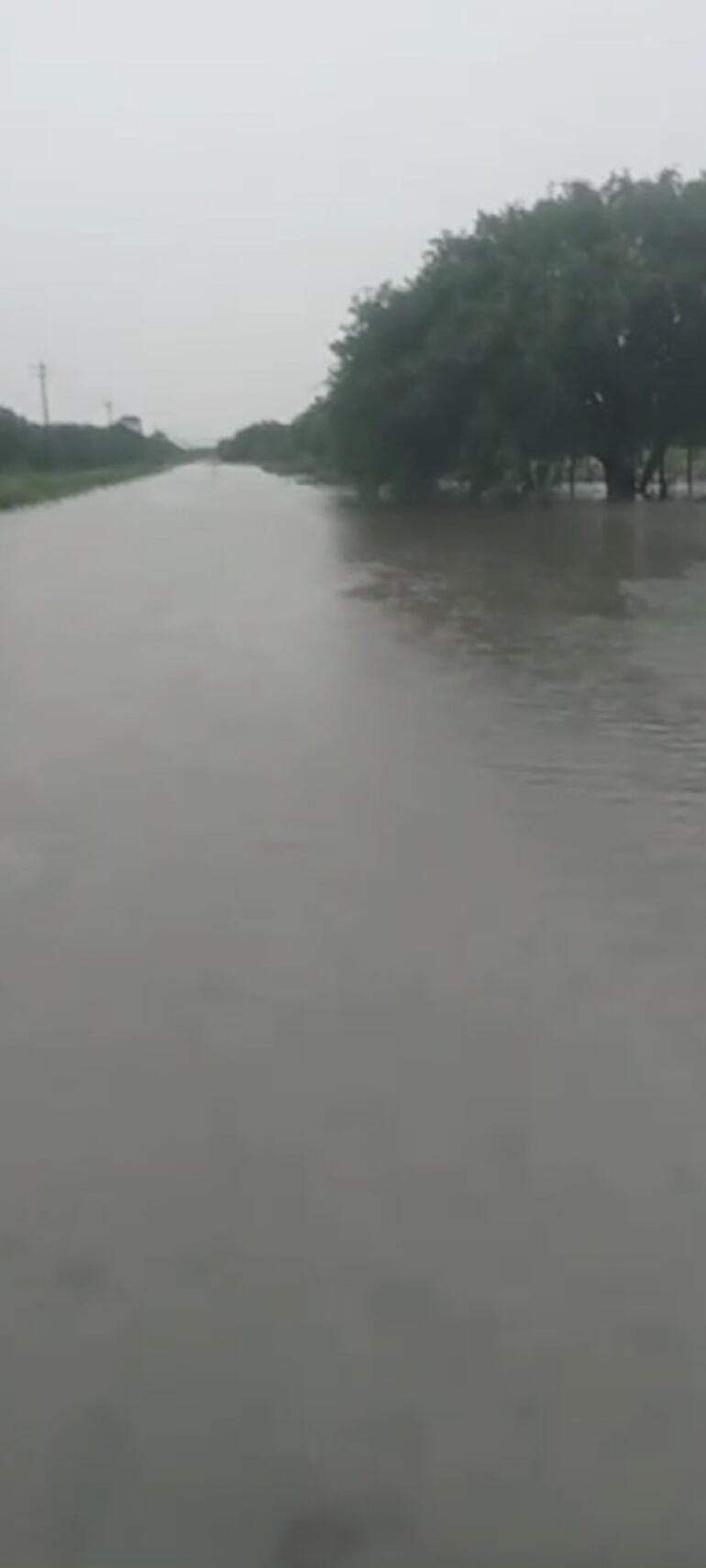 Camino inundado tras las lluvias, en el tramo conocido como la curva, esta via une a las comunidades de Fuerte Olimpo y Toro Pampa.