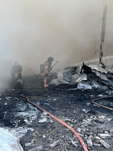 Bomberos controlan incendio en depósito de cubiertas en Roque Alonso