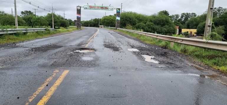 En estas condiciones se encuentra la ruta PY19, en Villa Oliva. La obra tiene un  gran deterioro con enormes baches.