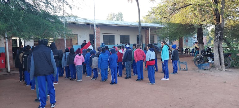 Estudiantes de la escuela Nueva Asunción de Chacó'i dan clases bajo un árbol y comparten la pizarra entre varos grados.