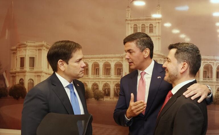 El senador de Estados Unidos, Marco Rubio, (primero a la izquierda) con Santiago Peña, Presidente de la República de Paraguay (centro), y Raúl Latorre, Presidente de la Cámara de Diputados (último a la derecha).