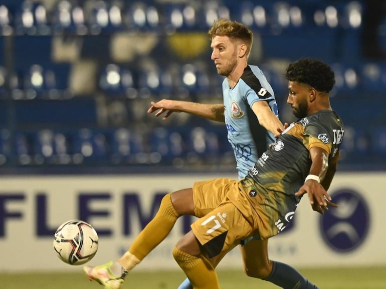 Alejandro Samudio (d), jugador de Sportivo Ameliano, lucha por el balón en el partido contra Resistencia por el torneo Apertura 2023 del fútbol paraguayo.