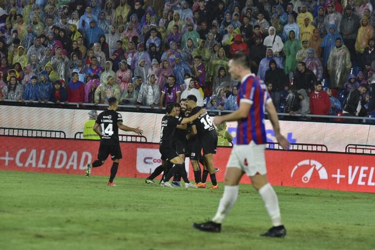 El argentino Lucas Pratto fue autor del primer gol de Olimpia en el superclásico del fútbol paraguayo contra Cerro Porteño en La Nueva Olla por la fecha 17 del torneo Apertura 2024.