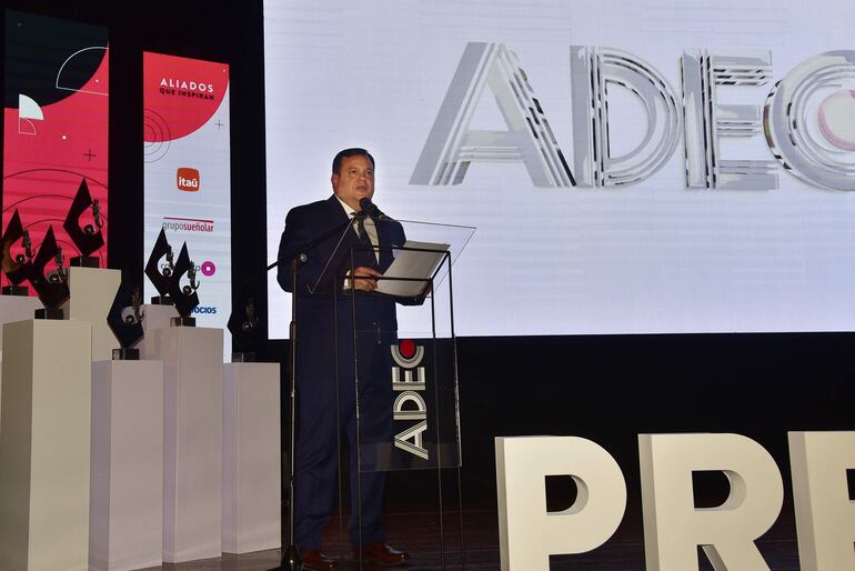 El presidente de ADEC Jorge Figueredo durante la entrega de los premios en el teatro del Banco Central del Paraguay.