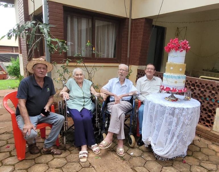 Don Bruno Rosner, último de los fundadores de la Cooperativa Colonias Unidas que continúa con vida, cumplió 100 años el 24 de diciembre pasado. Aquí acompañado de su esposa, Ana Tischler (96), y dos de los actuales directivos de la sociedad cooperativa, José Endler (derecha) y  Agustín Konrad Fleitas, en el extremo izquierdo.