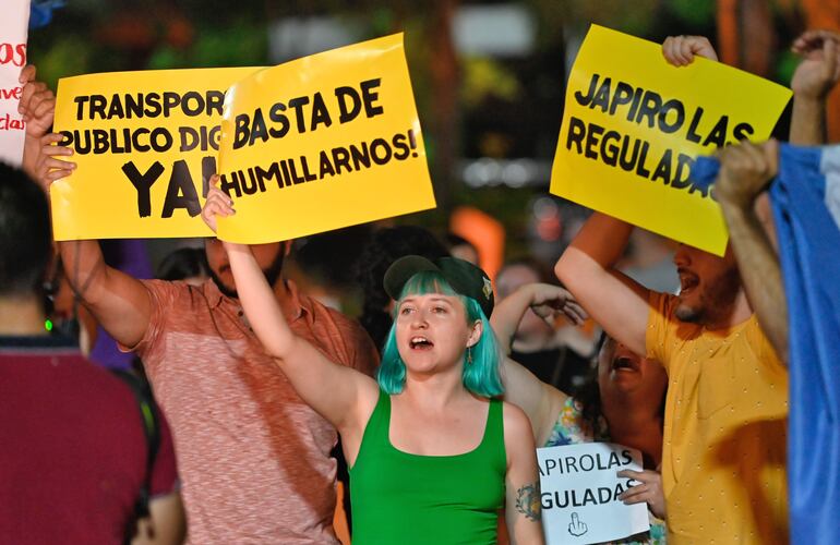 Usuarios del transporte público salieron a manifestarse a inicios de este año en contra de las reguladas de la frecuencia de buses.