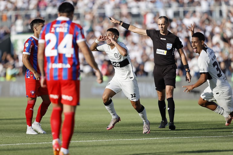 Erik López (32), jugador de Olimpia, celebra un gol en el superclásico frente a Cerro Porteño por la fecha 17 del torneo Clausura 2024 del fútbol paraguayo en el estadio Defensores del Chaco, en Asunción, Paraguay.