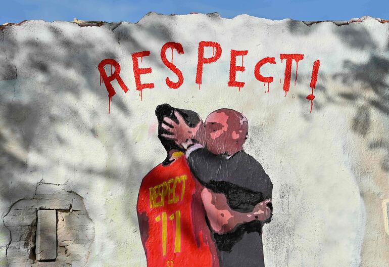 Un mural del artista callejero italiano TvBoy (Salvatore Benintende) muestra al exdirigente de fútbol Luis Rubiales besando a la mediocampista española Jenni Hermoso, en Barcelona.