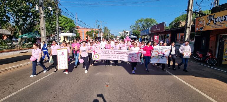 Ignacianos realizaron caminata rosa en el marco de la campaña de prevención del cáncer de mama.