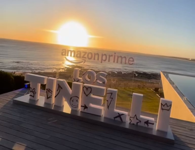 En un atardecer mágico a orillas del Atlántico tuvo lugar la presentación oficial de la serie "Los Tinelli" en Punta del Este. (Captura de la historia de Instagram de Marcelo Tinelli)