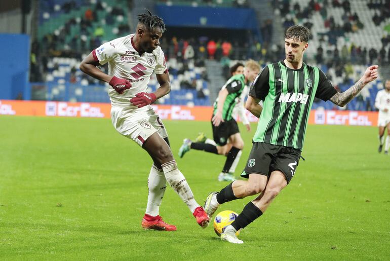 Duvan Zapata (i) anotó el gol del Torino