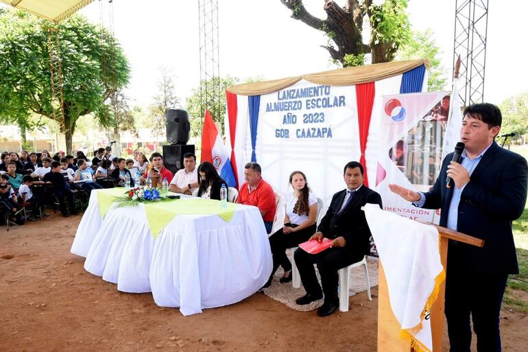 El gobernador de Caazapá, Cristian Acosta, durante el acto de presentación.