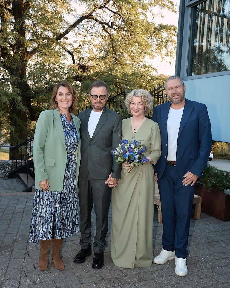 Los recién casados Björn Ulvaeus y Christina Sas junto a Kaya Brüel y Ole. (Instagram/Björn Ulvaeus)