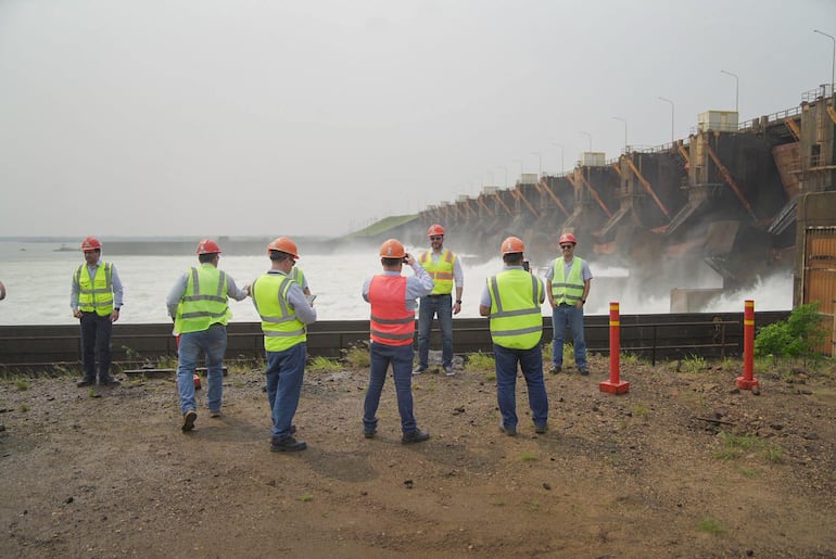 Vertedero de la represa Yacyretá sobre el brazo Aña Cuá del río Paraná. Las paralizadas obras de la nueva central están ubicadas a su izquierda, sobre la isla Yacyretá.