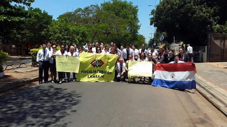 El personal de la Fiscalía de Lambaré cerraron una calle para hacerse sentir en su protesta.