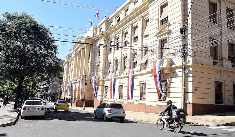 No hubo asistencia masiva de trabajadores ayer en  locales del BNF, en el primer día de cobro.