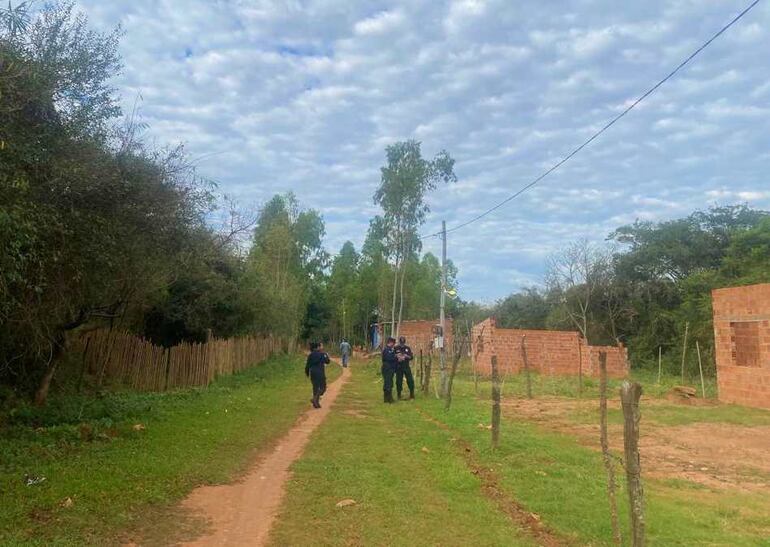 Agentes policiales durante la intervención por invasión de las vías férreas en Villarrica.