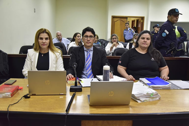 La fiscala Teresita Torres  (izq.) y  el abogado querellante José Armoa, en la sala donde se realiza el juicio por la muerte de Sol Chávez. Pidió penas de cinco años de cárcel más inhabilitación para ejercer sus profesiones para las dos profesionales acusada por el caso.