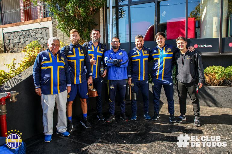 Miembros del cuerpo técnico de Sportivo Trinidense durante la llegada a la ciudad de Encarnación en la víspera del partido contra Olimpia en el estadio Villa Alegre de la ciudad de Encarnación por la cuarta fecha del torneo Clausura 2023 del fútbol paraguayo.