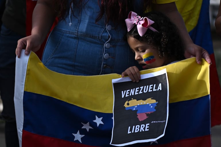 Venezolanos opositores participan de una manifestación en apoyo a la líder antichavista María Corina Machado y al líder opositor Edmundo González Urrutia.