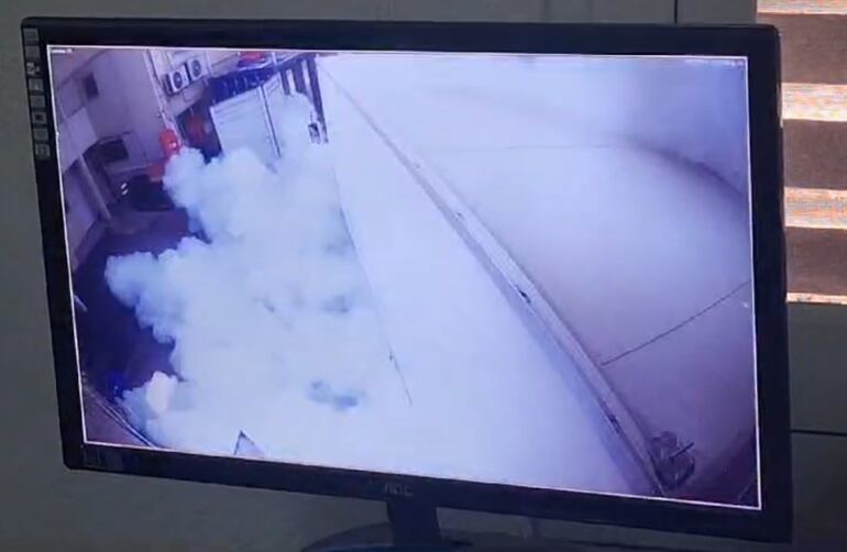 Momento de la explosión fatal de la garrafa de amoníaco en la fábrica de Ochsi en San Lorenzo.