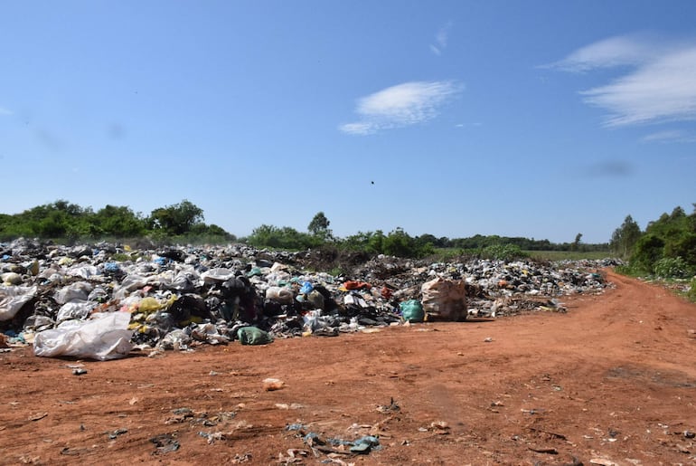 Otro sector del vertedero de basura que esta lleno.