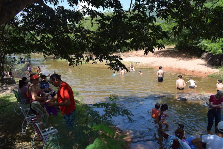 En el balneario ecológico Paso Carreta se puede disfrutar en familia o con amigos.