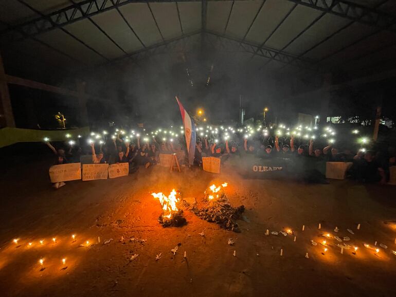 estudiantes de la UNE continúan con las protestas en rechazo de Hambre Cero