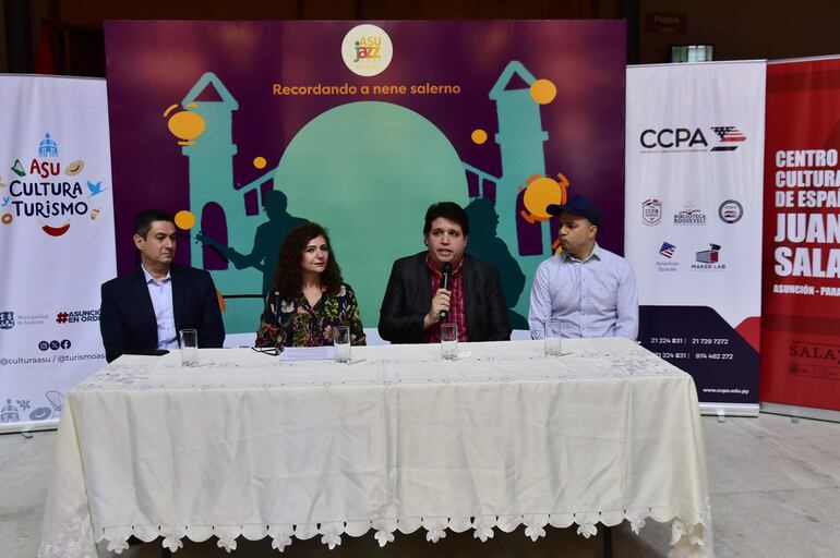 Carson Villalba, director del CCPA; Marcela Bacigalupo, directora de Cultura y Turismo de la Municipalidad de Asunción; Sergio Cuquejo, director del Teatro Municipal y Víctor Morel, productor artístico del Asujazz, dieron detalles del festival.