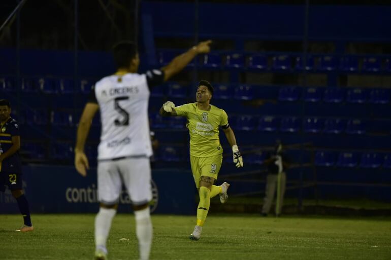 Gaspar Servio, jugador de Tacuary, celebra su gol ante Trinidense.