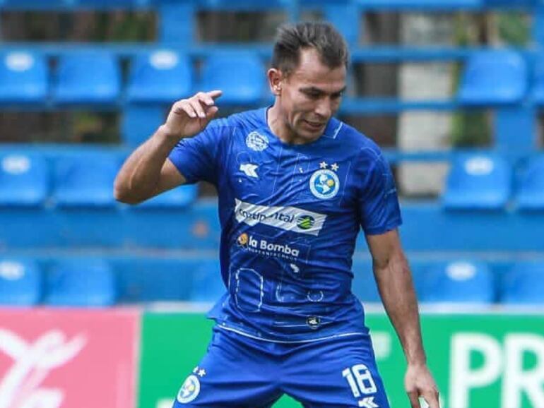 Derlis Orué (d), jugador de Sol de América, domina el balón en el partido contra Independiente de Campo Grande por la ronda 25 de la División Intermedia 2023 en el estadio Luis Alfonso Giagni, en Villa Elisa, Paraguay.